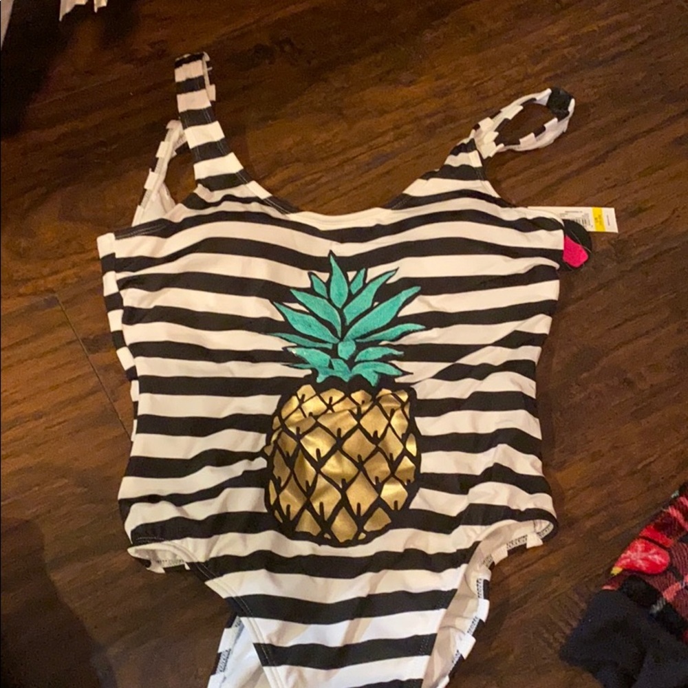 Women’s/ juniors swim suit